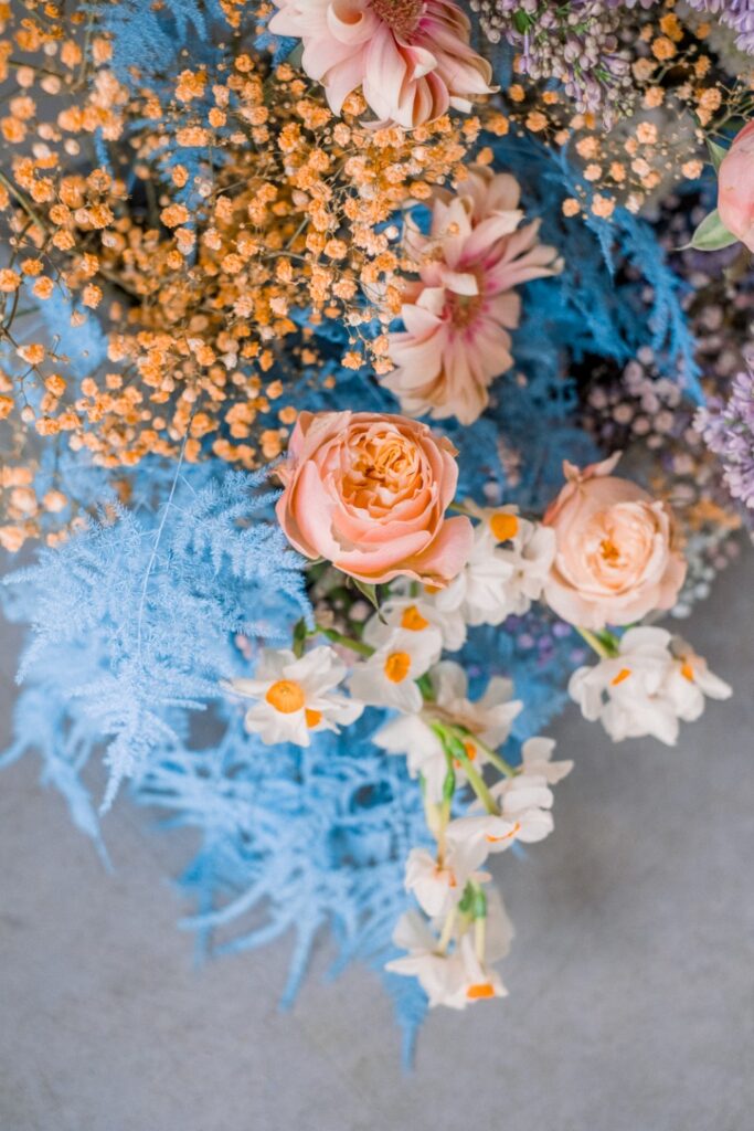 Composition avec de fleurs couleur pêche et bleu