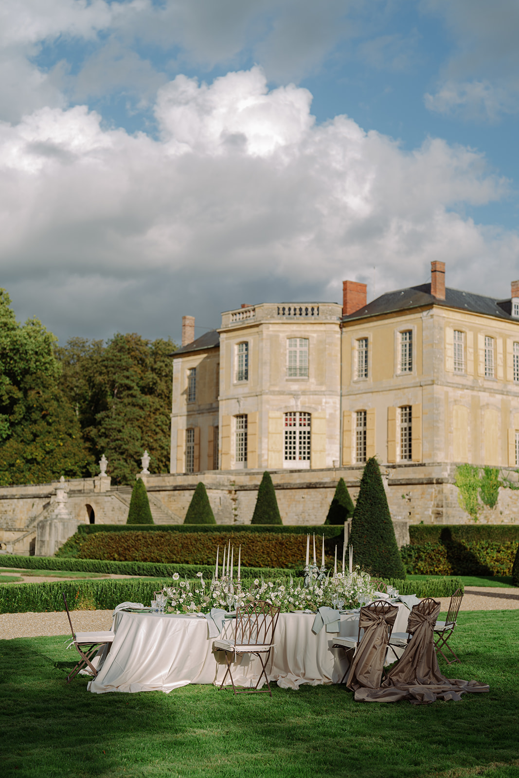 Table with flowers at château de Villette