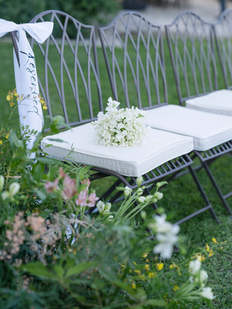 capucineatelierfloral_chateaudeberne_lizet nick_ chaise et le bouquet de marié