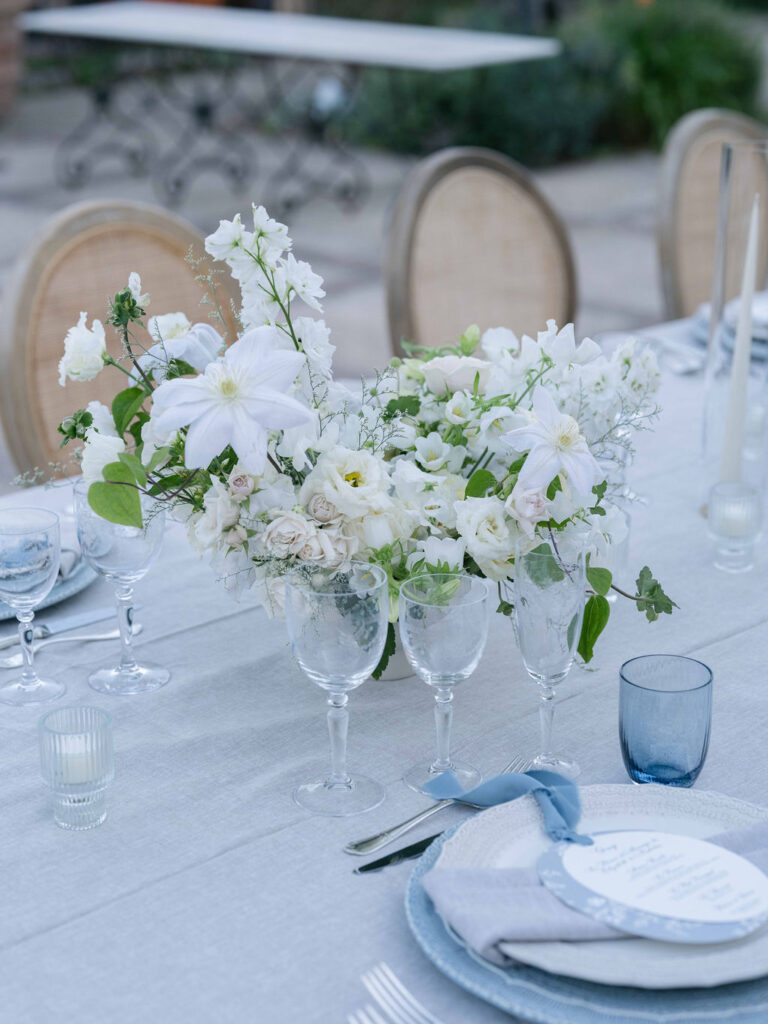 capucineatelierfloral_chateaudeberne_liz and nick_ flowers centerpiece